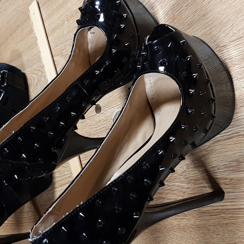 Platform heeled shoes